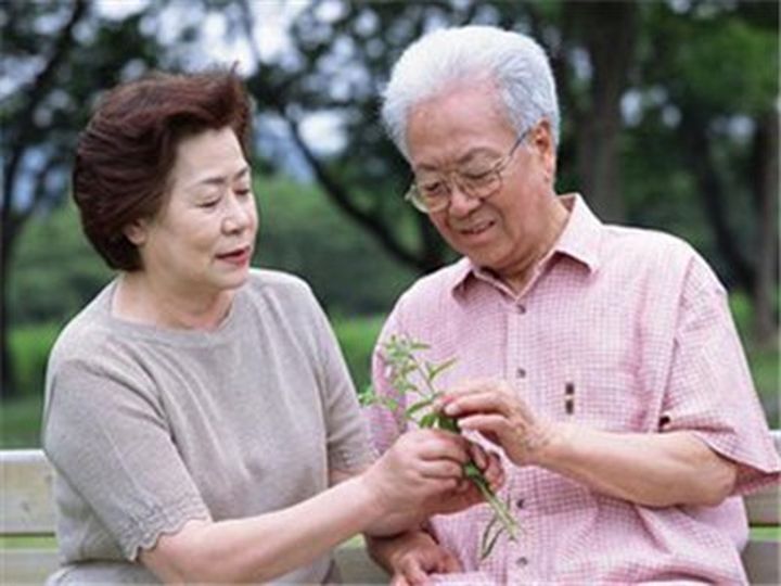 老花鏡科普：老人該如何緩解老花眼？