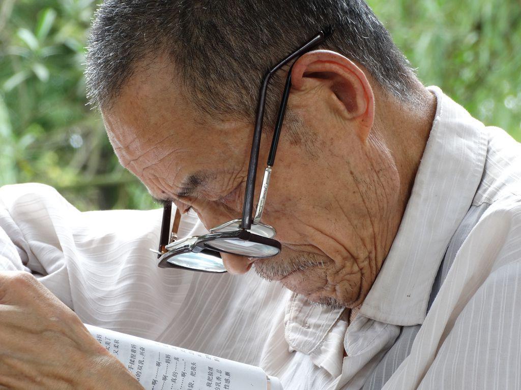 “老花眼”誰(shuí)都避不開，哪些癥狀說(shuō)明眼睛提前“花”了？